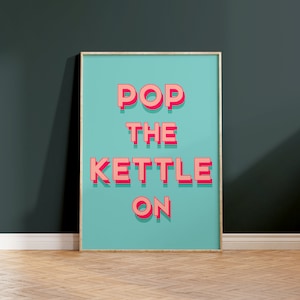 Wydruk kuchenny Pop The Kettle On Teal Kitchen Wall Art Prezent dla miłośnika herbaty Filiżanka herbaty Niebieskie znaki kuchenne Cytaty do kuchni i jadalni A5/A4/A3
