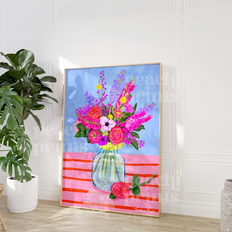Pode incluir: Um buqu&ecirc; colorido de flores rosa, vermelhas, roxas e amarelas em um vaso de vidro transparente sobre um fundo listrado rosa e vermelho. O vaso est&aacute; sobre uma mesa com uma &uacute;nica rosa rosa deitada sobre a mesa. A assinatura da artista, "Tasha Evette", est&aacute; no canto inferior direito.