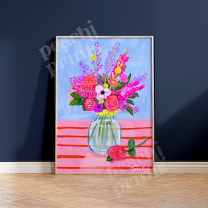 Pode incluir: Uma ilustra&ccedil;&atilde;o emoldurada de um buqu&ecirc; de flores rosa, roxas e amarelas em um vaso de vidro transparente sobre um fundo listrado rosa e laranja. O texto "Tasha Evanko" est&aacute; na parte inferior da imagem.