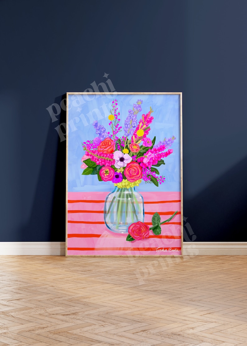 Pode incluir: Uma ilustra&ccedil;&atilde;o emoldurada de um buqu&ecirc; de flores rosa, roxas e amarelas em um vaso de vidro transparente sobre um fundo listrado rosa e laranja. O texto "Tasha Evanko" est&aacute; na parte inferior da imagem.