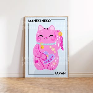 Puede incluir: Un gato de la suerte Maneki Neko rosa, con una pata levantada, una campana alrededor del cuello y un coraz&oacute;n con la palabra "love" en &eacute;l. El gato est&aacute; rodeado de estrellas y otros elementos decorativos. El texto "MANEKI NEKO" y "JAPAN" est&aacute;n en la parte superior e inferior de la imagen.