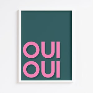 Może przedstawiać: Zielony plakat z napisem "OUI" napisanym dwa razy r&oacute;żowymi literami z efektem cienia.