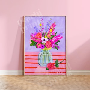 Pode incluir: Uma ilustra&ccedil;&atilde;o emoldurada de um buqu&ecirc; de flores coloridas em um vaso de vidro sobre um fundo listrado rosa e laranja. As flores s&atilde;o rosa, roxas, vermelhas e amarelas. O vaso &eacute; de vidro transparente com uma superf&iacute;cie texturizada. O texto "Tasha Evanko" est&aacute; no canto inferior direito da imagem.