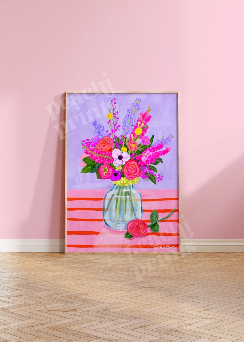 Pode incluir: Uma ilustra&ccedil;&atilde;o emoldurada de um buqu&ecirc; de flores coloridas em um vaso de vidro sobre um fundo listrado rosa e laranja. As flores s&atilde;o rosa, roxas, vermelhas e amarelas. O vaso &eacute; de vidro transparente com uma superf&iacute;cie texturizada. O texto "Tasha Evanko" est&aacute; no canto inferior direito da imagem.