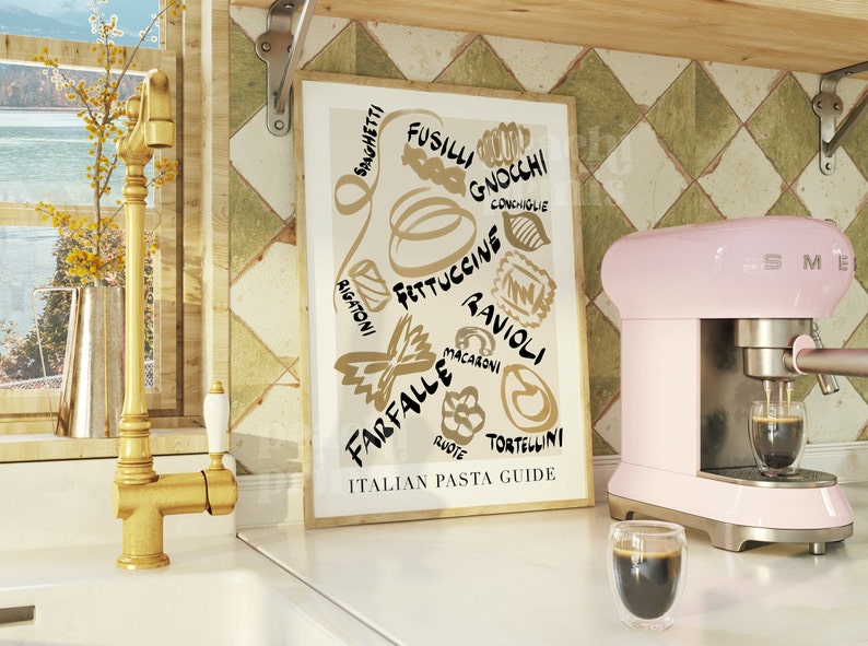 Może przedstawiać: Ramka z plakatem o białym tle i czarnym napisem "ITALIAN PASTA GUIDE". Plakat zawiera ilustracje r&oacute;żnych rodzaj&oacute;w makaronu, w tym spaghetti, fusilli, gnocchi, conchiglie, rigatoni, fettuccine, ravioli, farfalle, makaron, ruote i tortellini.