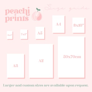 Może przedstawiać: Przewodnik po rozmiarach Peachi Prints z grafiką brzoskwini.  Rozmiary wydruk&oacute;w obejmują 6x4 cale, 7x5 cali, A5, A3, A2, A4, 8x10 cali i 50x70 centymetr&oacute;w.  Dostępne są większe i niestandardowe rozmiary na życzenie.