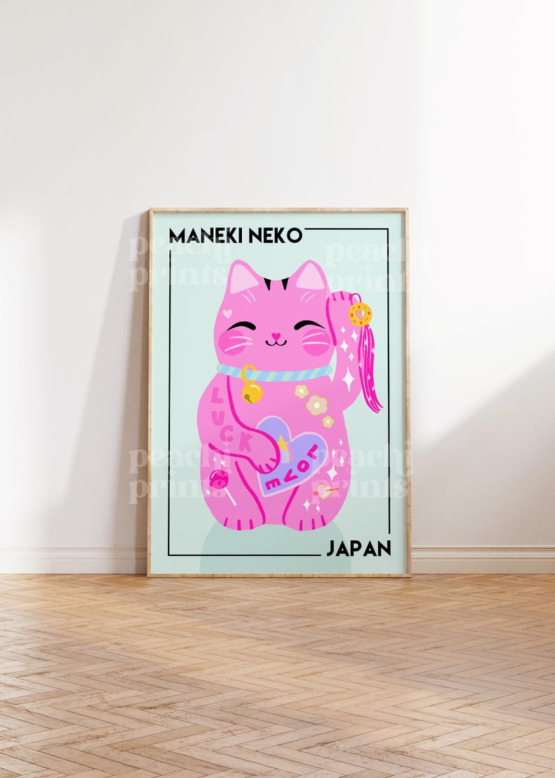 Puede incluir: Un Maneki Neko rosa, o gato de la suerte, con una pata levantada, est&aacute; representado en un estilo de dibujos animados. El gato tiene un collar azul con una campana, un coraz&oacute;n rosa con la palabra "love" en &eacute;l y la palabra "luck" en su brazo. El gato est&aacute; sobre un fondo azul claro con la palabra "JAPAN" en la parte inferior.