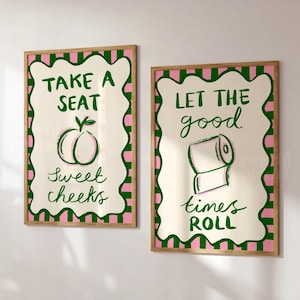 Peut inclure: Deux affiches murales rectangulaires avec des cadres en bois clair. L'affiche de gauche présente une illustration de pêche avec le texte "TAKE A SEAT" et "sweet cheeks" en vert. Celle de droite montre un rouleau de papier toilette avec "LET THE good times ROLL" en vert.