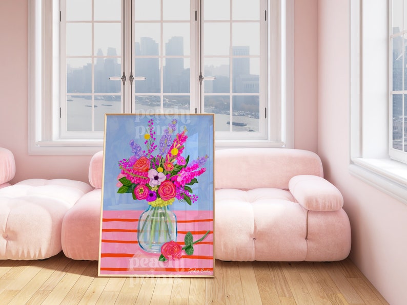 Pode incluir: Uma pintura de um buqu&ecirc; de flores rosa, roxas e vermelhas em um vaso de vidro transparente sobre um fundo listrado rosa e branco.