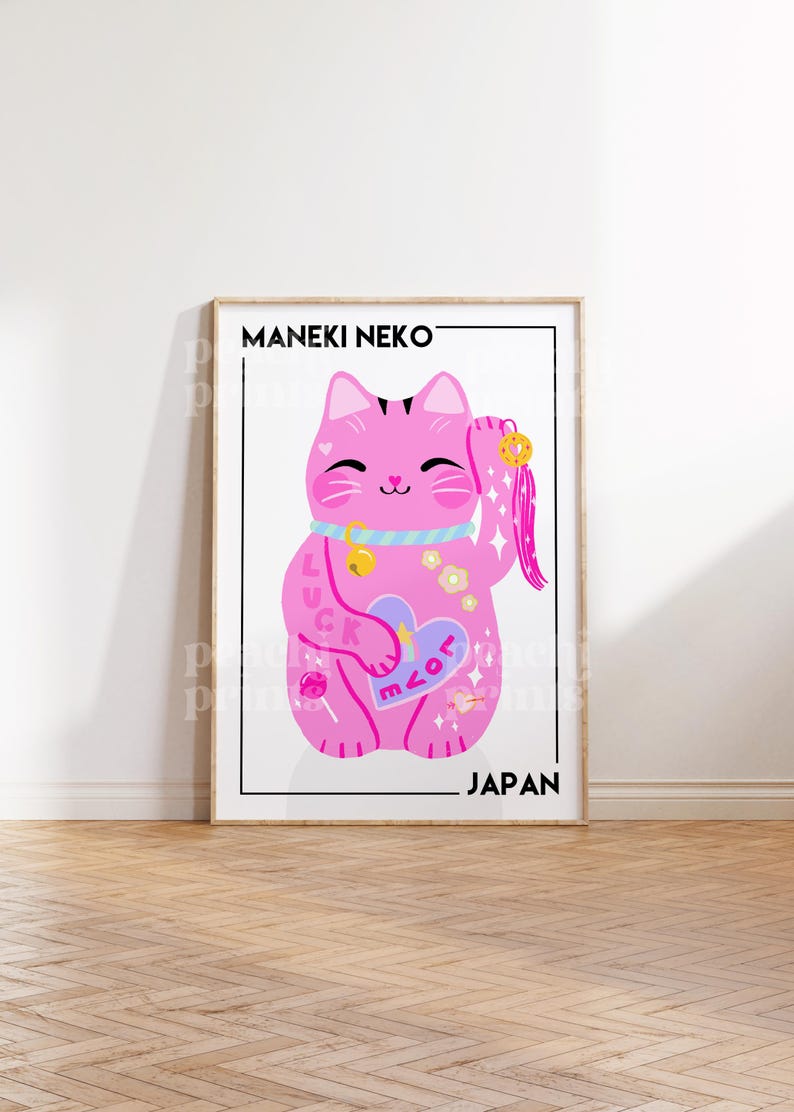 Puede incluir: Un Maneki Neko rosa, un gato japon&eacute;s de la suerte, con una pata levantada, sosteniendo un coraz&oacute;n con la palabra "love" en &eacute;l. El gato tiene un collar azul con una campana y est&aacute; decorado con flores, estrellas y una piruleta. El texto "MANEKI NEKO" y "JAP&Oacute;N" est&aacute;n en la parte superior e inferior de la imagen.