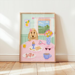Könnte beinhalten: Gerahmte Illustration eines Hundes an einem Frühstückstisch. Der rosa Tisch ist mit Erdbeeren, Toast und einem Ei gedeckt. Eine Vase mit Blumen, Sonnenbrillen und eine Kaffeetasse sind ebenfalls vorhanden. Ein Fenster zeigt eine Landschaft.