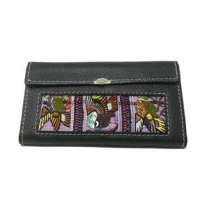 Cartera de cuero negro de lujo, hecha a mano con cuero suave y tela bordada, combinando diseño moderno y clásico