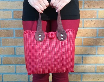 Oorspronkelijk ontworpen handgeweven gerecyclede plastic tas met suède handgrepen