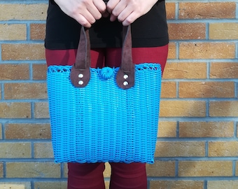 Oorspronkelijk ontworpen handgeweven gerecyclede plastic tas met suède handgrepen