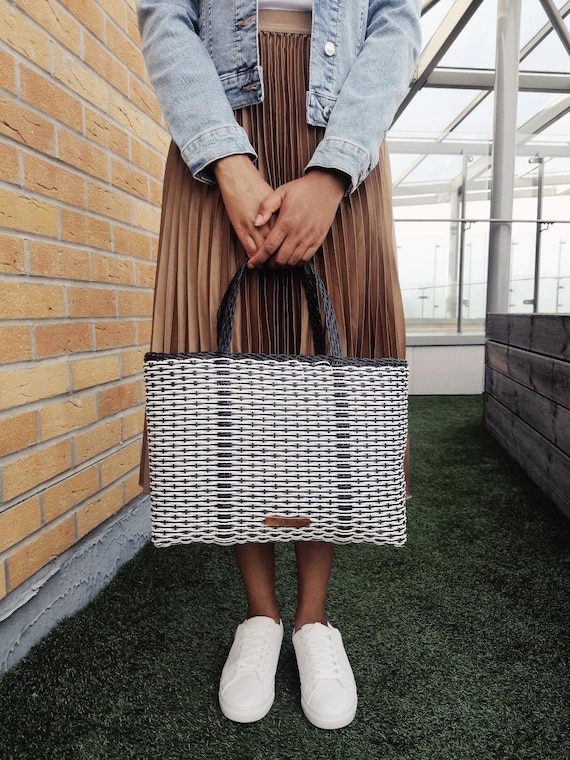Grand sac fourre tout tiss la main partir de plastique