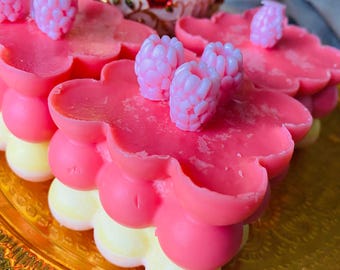 Candy pink scented candle with the scents of life is beautiful and clove.