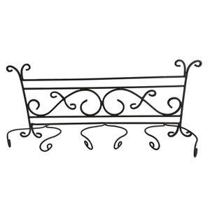 Puede incluir: Jardinera de hierro forjado negro con adornos decorativos y detalles curvos. La jardinera rectangular presenta barras horizontales y adornos ornamentados, perfecta para exhibir flores o vegetación.