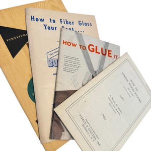 Peut inclure: Une collection de quatre livrets d'instructions vintage et une planche en bois. Les livrets présentent des titres tels que How to Fiber Glass Your Boat, How to Glue It et How to Finish Wood Floors, avec du texte imprimé en bleu, rouge et noir.