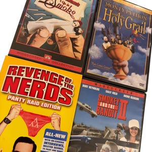 Puede incluir: Una colección de carátulas de DVD de películas, incluyendo "Up in Smoke", "Monty Python and the Holy Grail", "Revenge of the Nerds" y "Smokey and the Bandit II". Las carátulas presentan gráficos y texto coloridos, con los títulos destacados.