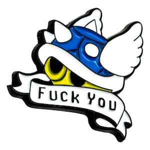 Könnte beinhalten: Eine schwarz-weiße Emaille-Anstecknadel mit einem blauen und gelben Koopa Troopa mit Flügeln und einem Banner mit der Aufschrift "F**K YOU".