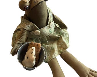 Muñeca primitiva hecha a mano con forma de rana, jersey floral, cubo de metal y pez (estilo vintage)