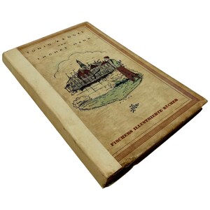 Op de afbeelding: Vintage boek getiteld "Tonio Kröger" van Thomas Mann. De omslag toont een illustratie van een stad en een persoon, met Duitse tekst. Het boek heeft een beige rug en een verouderd uiterlijk.