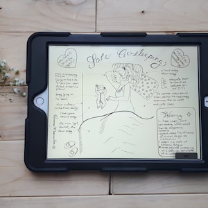 Puede incluir: Un dibujo digital en la pantalla de una tableta con el título "Safe Co-Sleeping". El dibujo muestra a una madre y un bebé durmiendo juntos en la cama. El texto incluye consejos para dormir juntos de forma segura y advertencias sobre prácticas inseguras.