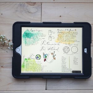 Peut inclure: Une tablette numérique affichant une page manuscrite avec le titre "La Composition du Lait Maternel" (La composition du lait maternel). La page comprend des illustrations de gouttes de lait, de bocaux et un tableau listant les composants du lait maternel. La tablette est sur une surface en bois clair.