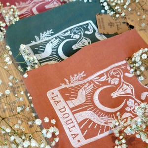 Camiseta de gran tamaño La Doula / trabajadora de parto, parto, nacimiento, tarot, estampado a mano, apoyo, regalo, algodón, suéter