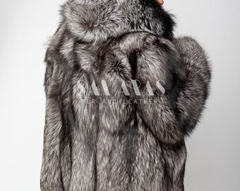 贅沢なファーフード付きスカンジナビア産シルバーフォックスファー