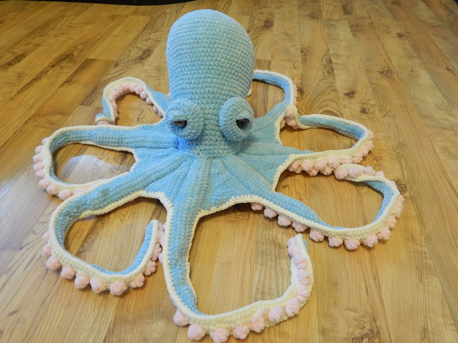 Вязаный осьминог крючком из плюшевой пряжи. Игрушка амигуруми осьминог. Плед осьминог вязаный. Плед осьминог вязаный. Осьминог амигуруми из плюшевой пряжи.