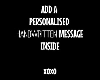 Puede incluir: Texto en blanco y negro sobre fondo negro que dice "Añadir un mensaje personalizado escrito a mano dentro xoxo".