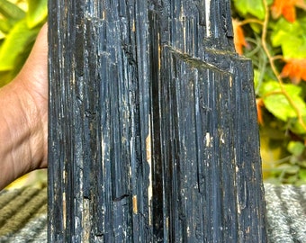 Gran trozo de turmalina negra: Tronco de cristal en bruto AAA+ (230 x 140 mm, 6970 gramos)