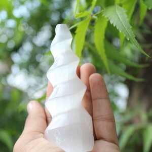 4 &quot;Zoll natürlicher weißer Selenit-Spiralturm wie Einhorn-Hornkristallturm