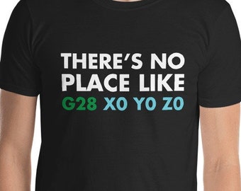 Puede incluir: Camiseta negra con texto blanco que dice "There's no place like G28 XO YO ZO" en verde y azul.