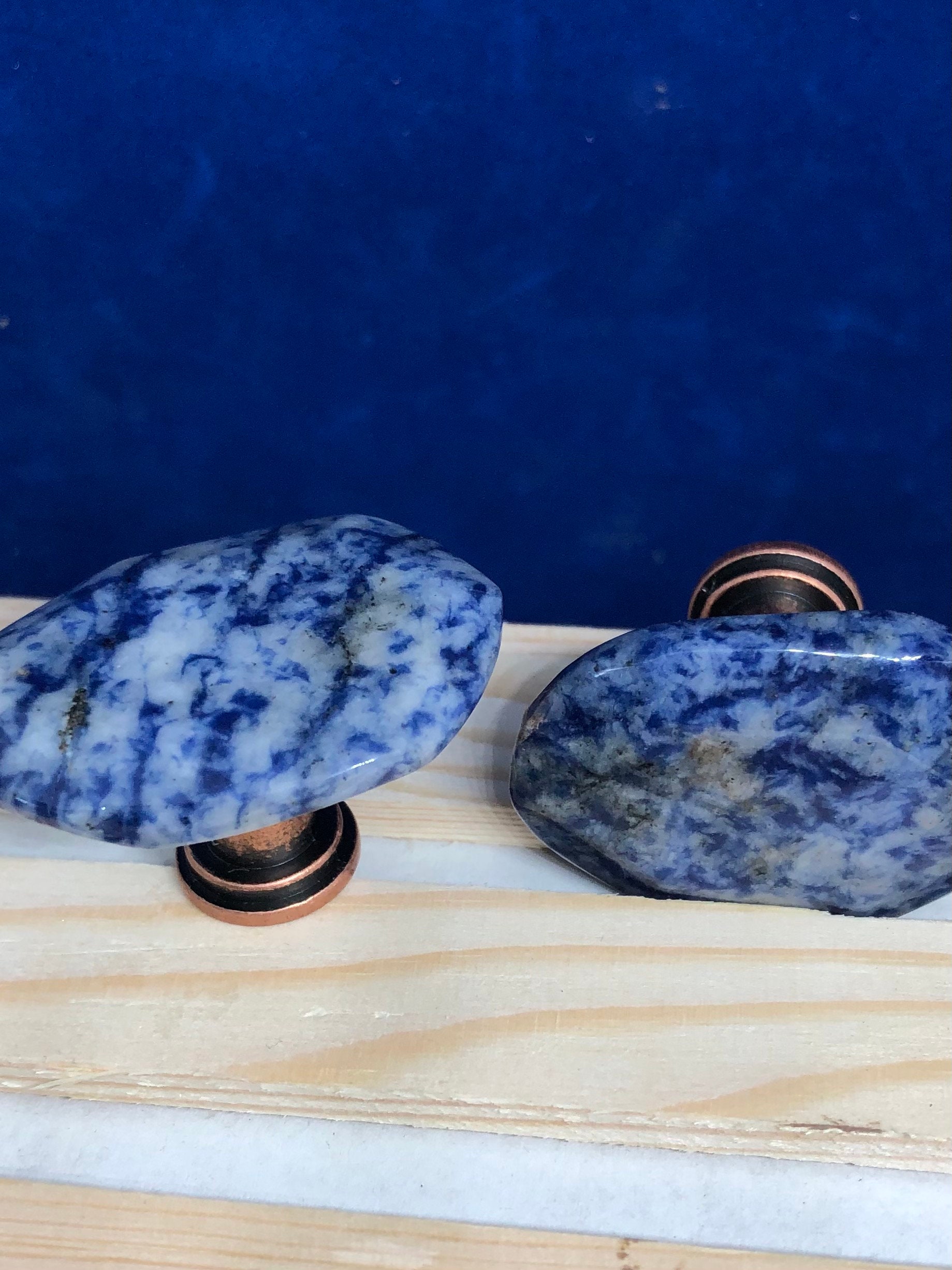 bouton de jaspe tacheté bleu, bouton spot, pierre ovale poli, roche gemme, maison cabine, campagne