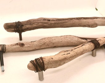 Rustikale Treibholz-Schrankgriffe: Rostige Drahtumwickelte Holzknöpfe, Holzgriffe jeder Größe