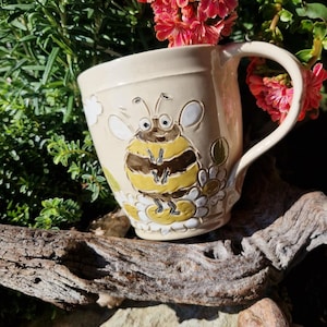 getöpferte Tasse mit Hummel, ca 300 ml