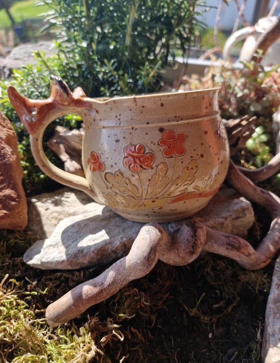Getöpferte Tasse, Rüsseltier,Blumenwiese, Biene, ca 350 ml
