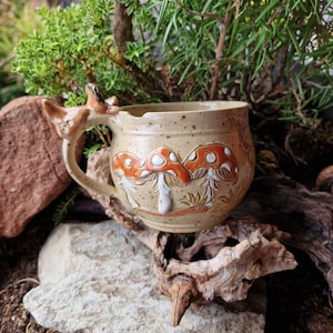 Getöpferte Tasse,  Rüsseltier, Blumenwiese, Pilze,  ca 400 ml, Jumbotasse