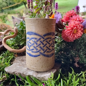 getöpferter Bierkrug Kelten mit einem keltischen Ornament, Keltenknoten,