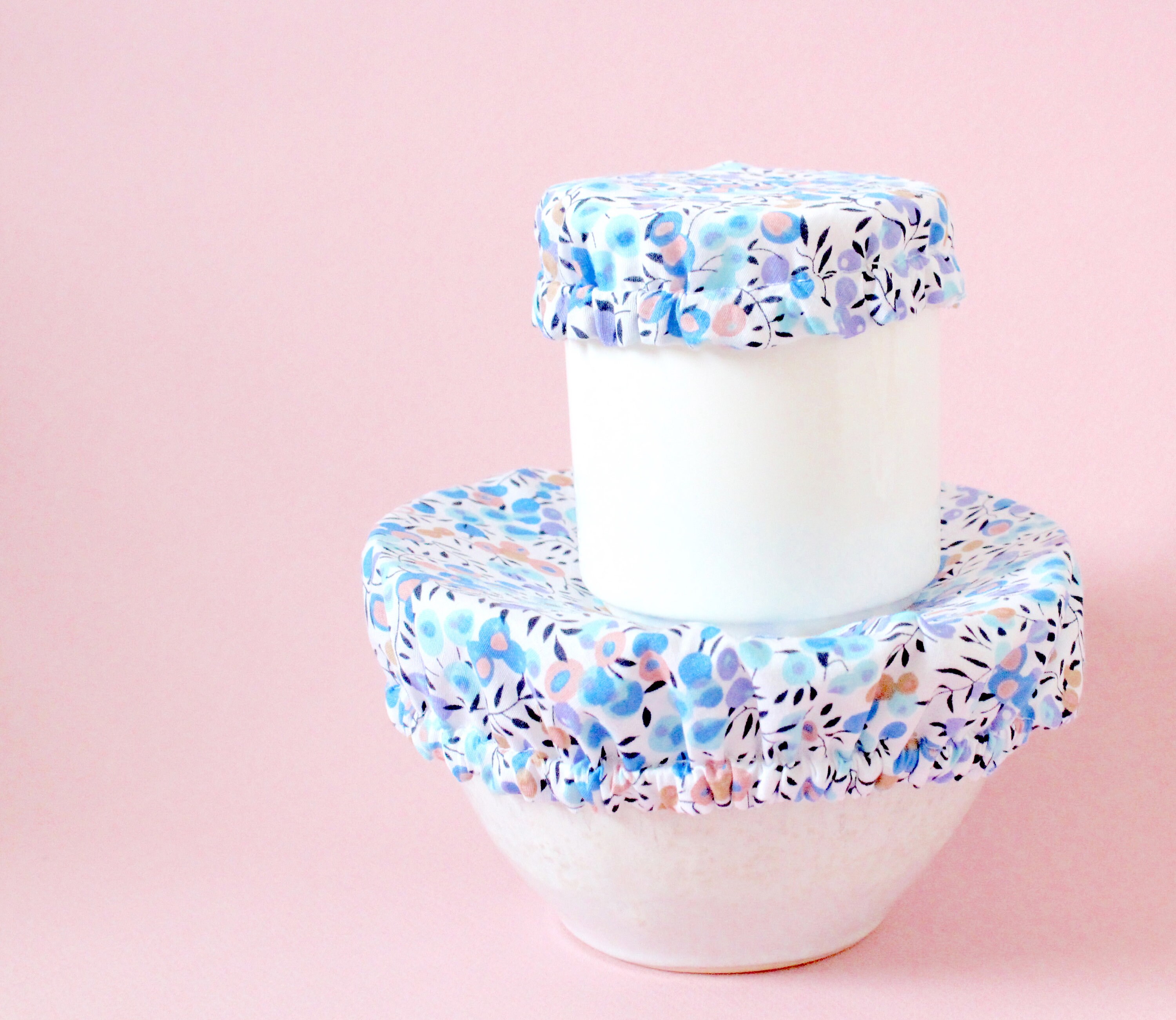 Charlotte/Couvre Plat en Tissu 100% Coton et Couche Imperméable