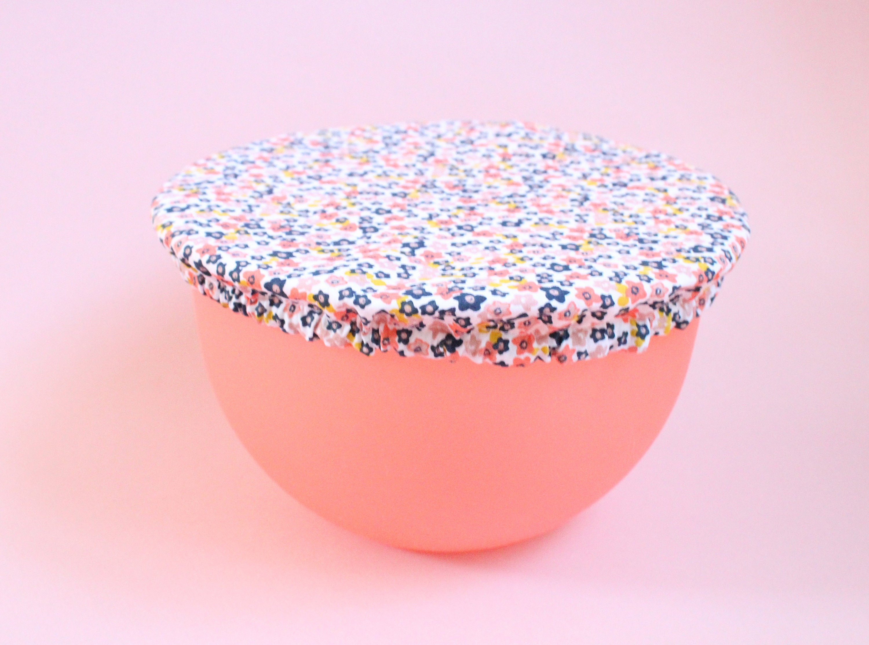 Charlotte/Couvre Plat en Tissu 100% Coton et Couche Imperméable, Motif Floral