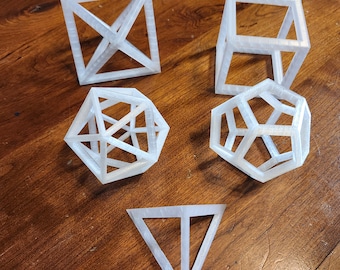 Kleine 3D-geprinte open platonische lichamen: tetraëder, kubus, dodecaëder, icosaëder, octaëder