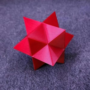 Estelación poliédrica del "primer dodecaedro rómbico" impresa en 3D