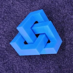 Puede incluir: Un nudo geométrico tridimensional de plástico azul, también conocido como anillos borromeos, es un tipo de objeto imposible.