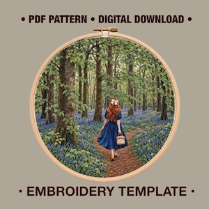 Può includere: Un telaio da ricamo circolare in legno contenente un pannello in tessuto con la stampa di una persona dai lunghi capelli rossi in abito blu che cammina lungo un sentiero boschivo circondato da campanule. Testo PDF PATTERN DIGITAL DOWNLOAD.