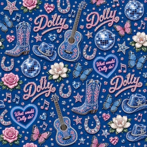 Könnte beinhalten: Ein sich wiederholendes Muster auf dunkelblauem Hintergrund mit blauen Akustikgitarren, blauen Cowboystiefeln, blauen Cowboyhüten, Discokugeln, rosa Rosen, weißen Blumen, blauen und rosa Schmetterlingen, Hufeisen, Sternen und Herzen mit dem Text Dolly.