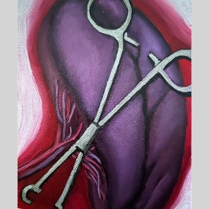 Puede incluir: Pintura abstracta que presenta una forma morada oscura con pinzas quirúrgicas plateadas. El fondo es una mezcla de rojo y blanco, creando un contraste llamativo. La obra de arte tiene una apariencia texturizada y pintada.