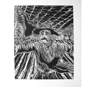 Puede incluir: Grabado en linóleo en blanco y negro que representa una figura en un campo con un cuervo. La obra de arte presenta un estilo detallado y texturizado con un paisaje rural, que incluye una casa y árboles bajo un cielo tormentoso. La impresión es sobre papel blanco.